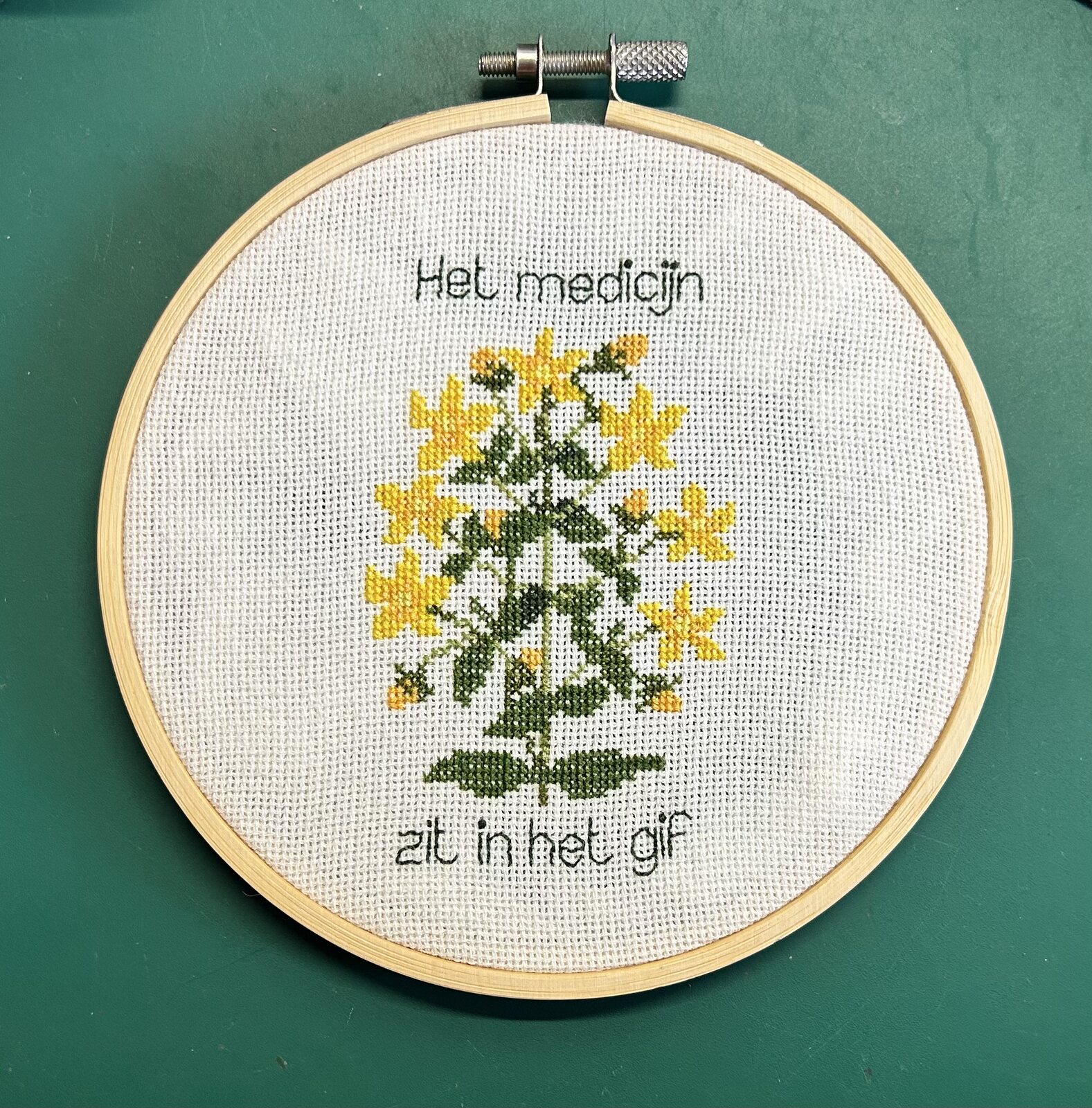 Geborduurde bloemen met de tekst Het mooiste zit in jezelf